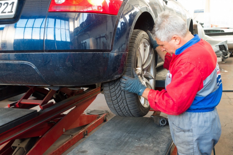 ecommerce-ROQUEBRUNE CAP MARTIN-min_auto_repair_repair_lift_auto_mechanic_work_clothes_master_professional_man_of_the_fold-685629