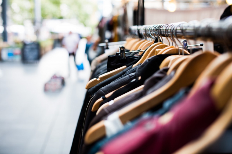 ecommerce-ROQUEBRUNE CAP MARTIN-min_blur_close_up_focus_hanger_jacket_market_people_rack-1176303